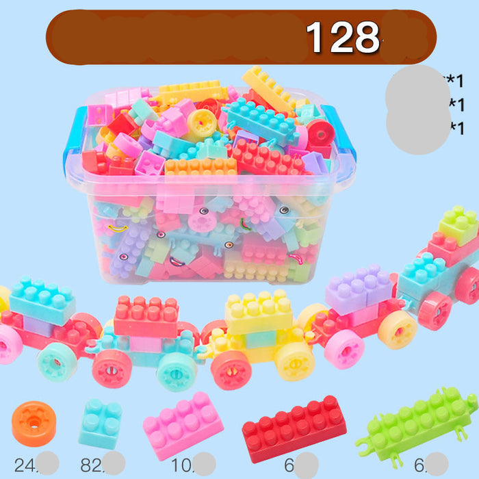 A clear plastic box filled with colorful oversized building blocks, with several toy trains and loose blocks displayed around it on a light blue background. Chinese text at the top and bottom indicates the set contains about 128 large-grained blocks and lists included accessories.
