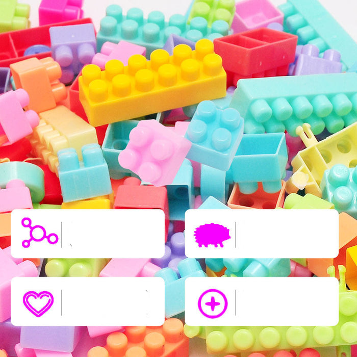 A pile of colorful plastic building blocks in pastel and bright shades, with four white text badges showing Chinese selling points like no odor, no hair-like tips, easy interlocking, and sufficient quantity.
