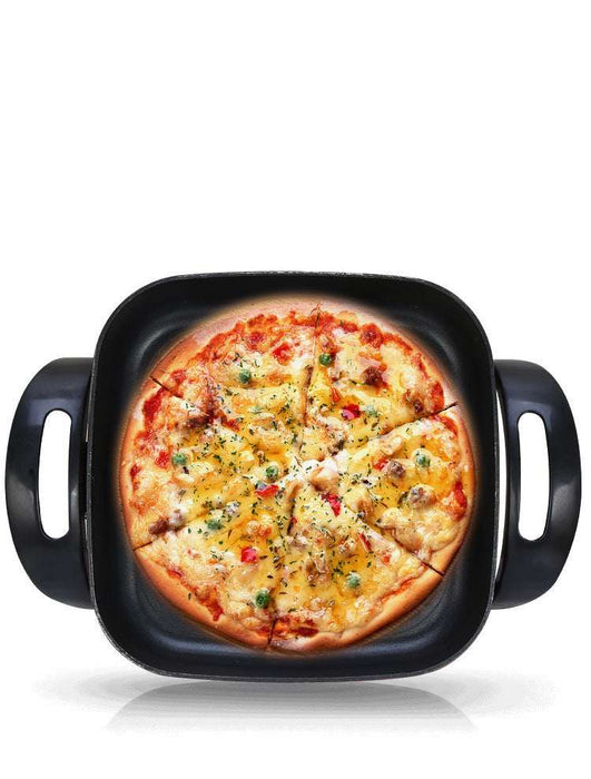 Pizza in a black baking dish with Chinese text on a white background