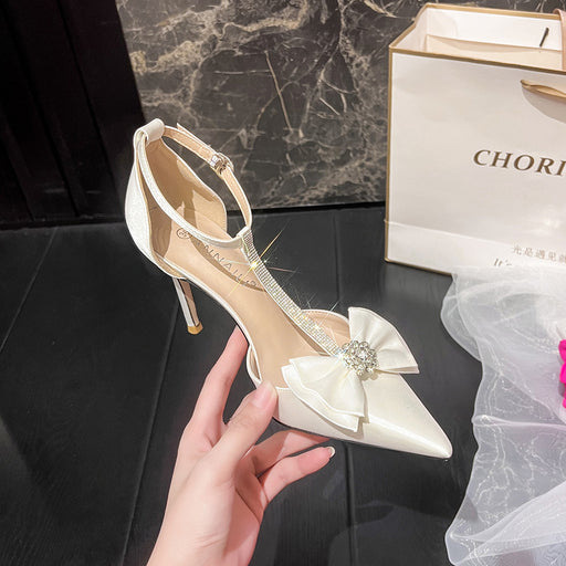 High-heeled shoe with a bow held by a hand, with a 'Chorus' box in the background.