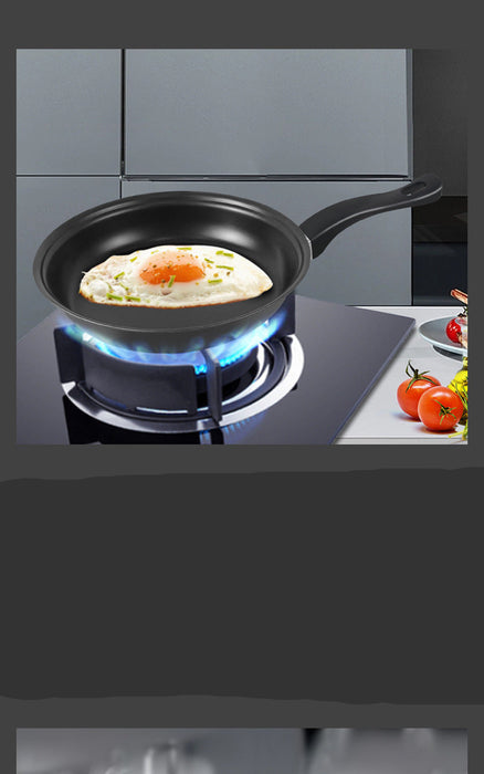 A black 22cm soup pot pan with a handle, shown on a gas stove with a frying egg inside. The image includes Chinese text and a red badge with the product name '樑车' and size '22cm'.